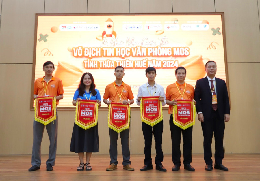 PGS.TS Phan Thanh Hoàn, Phó Hiệu trưởng Trường ĐH Kinh tế, ĐH Huế (phải) trao tặng cờ lưu niệm cho các đội dự thi. PGS.TS Phan Thanh Hoàn, Phó Hiệu trưởng Trường ĐH Kinh tế, ĐH Huế (phải) trao tặng cờ lưu niệm cho các đội dự thi.