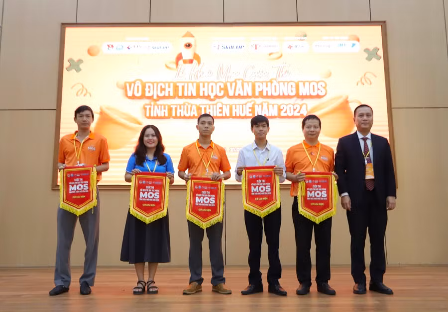 PGS.TS Phan Thanh Hoàn, Phó Hiệu trưởng Trường ĐH Kinh tế, ĐH Huế (phải) trao tặng cờ lưu niệm cho các đội dự thi. PGS.TS Phan Thanh Hoàn, Phó Hiệu trưởng Trường ĐH Kinh tế, ĐH Huế (phải) trao tặng cờ lưu niệm cho các đội dự thi.