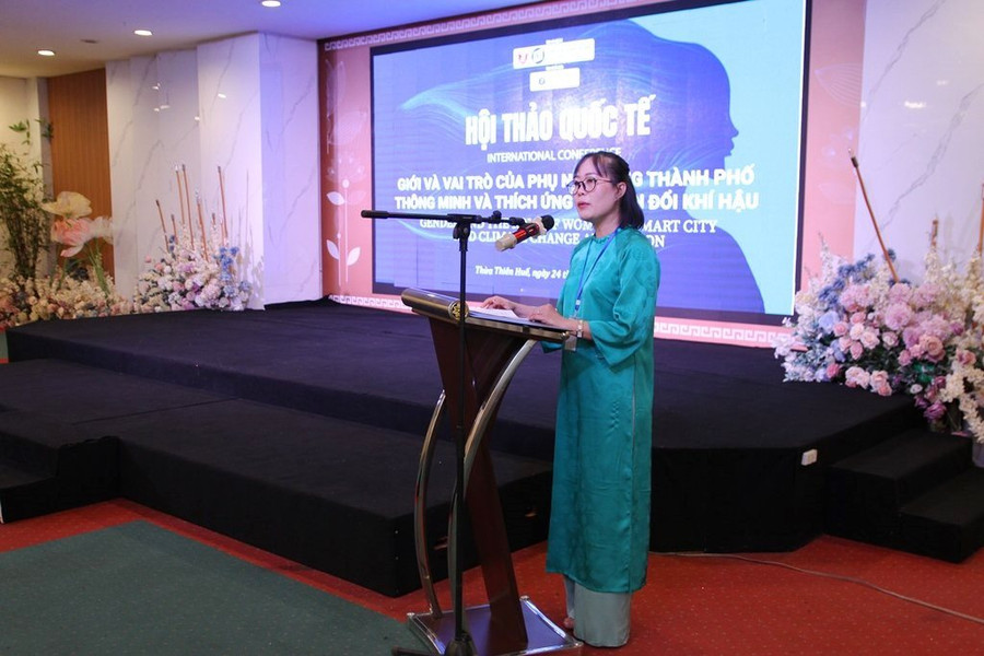 PGS.TS Nguyễn Hoàng Khánh Linh, Khoa Trưởng Khoa Quốc tế - Đại học Huế nêu bật tầm quan trọng nữ giới trong sáng kiến thành phố thông minh và ứng phó biến đổi khí hậu. (Ảnh: Đại Dương)