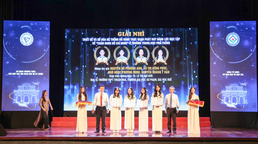 Trao giải Nhì cho các đề tài đoạt giải. Trao giải Nhì cho các đề tài đoạt giải.