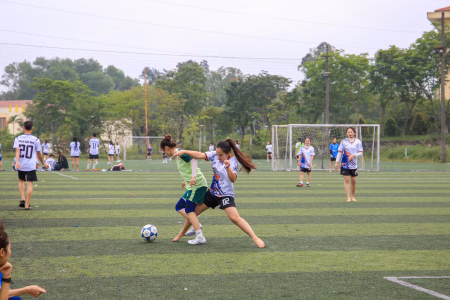 Những pha tranh bóng quyết liệt giữa 2 đội.