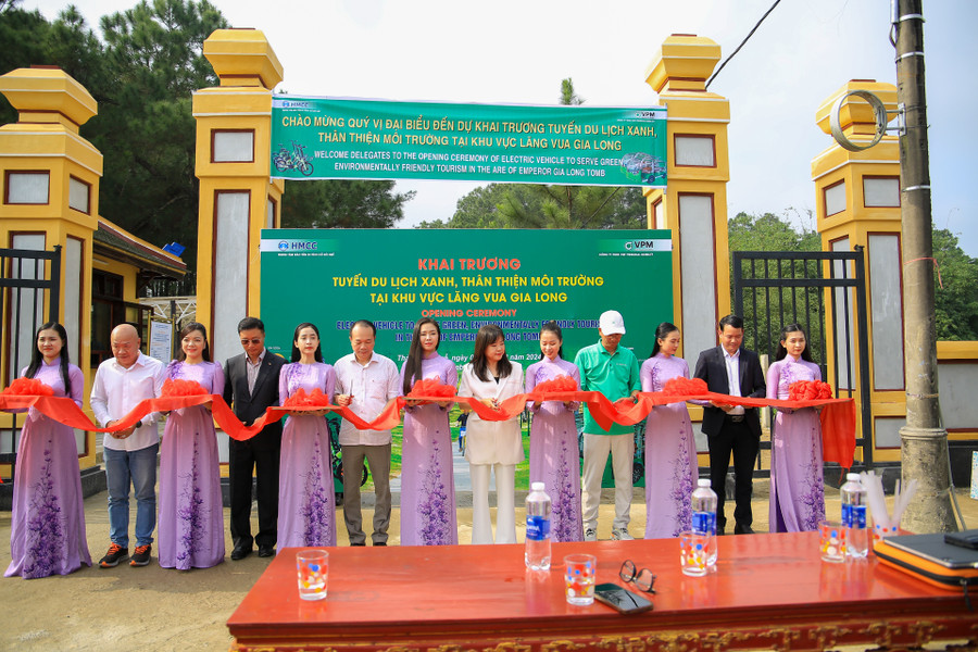 Các đại biểu, khách mời cắt băng khánh thành tuyến du lịch xanh, thân thiện môi trường tại khu vực lăng vua Gia Long.