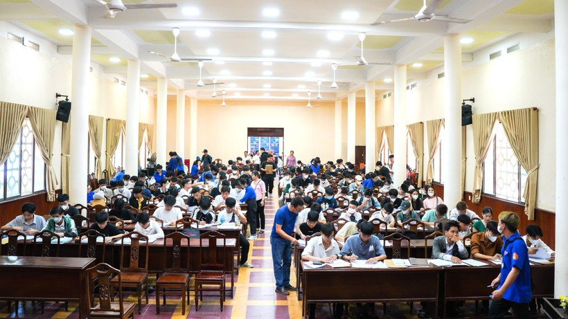 Các thí sinh đăng ký xét tuyển vào Đại học Huế năm 2024 theo các phương thức tuyển sinh sớm.