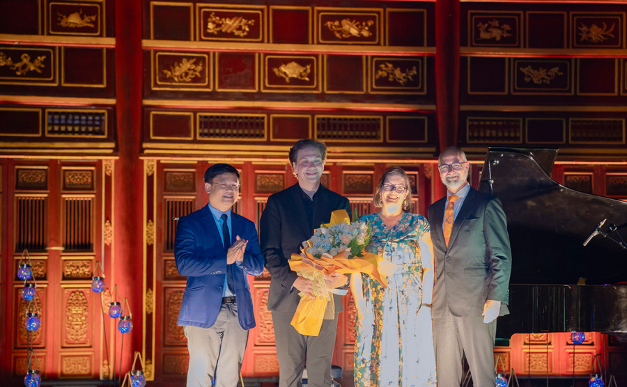 Ban Tổ chức Tuần lễ Festival nghệ thuật Quốc tế Huế 2024 tặng hoa chúc mừng nghệ sĩ piano Steve Barakatt trong đêm diễn 11/6. (Ảnh: Đình Hoàng) Ban Tổ chức Tuần lễ Festival nghệ thuật Quốc tế Huế 2024 tặng hoa chúc mừng nghệ sĩ piano Steve Barakatt trong đêm diễn 11/6. (Ảnh: Đình Hoàng)