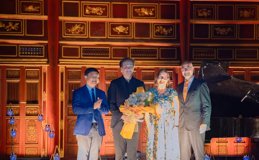 Ban Tổ chức Tuần lễ Festival nghệ thuật Quốc tế Huế 2024 tặng hoa chúc mừng nghệ sĩ piano Steve Barakatt trong đêm diễn 11/6. (Ảnh: Đình Hoàng) Ban Tổ chức Tuần lễ Festival nghệ thuật Quốc tế Huế 2024 tặng hoa chúc mừng nghệ sĩ piano Steve Barakatt trong đêm diễn 11/6. (Ảnh: Đình Hoàng)