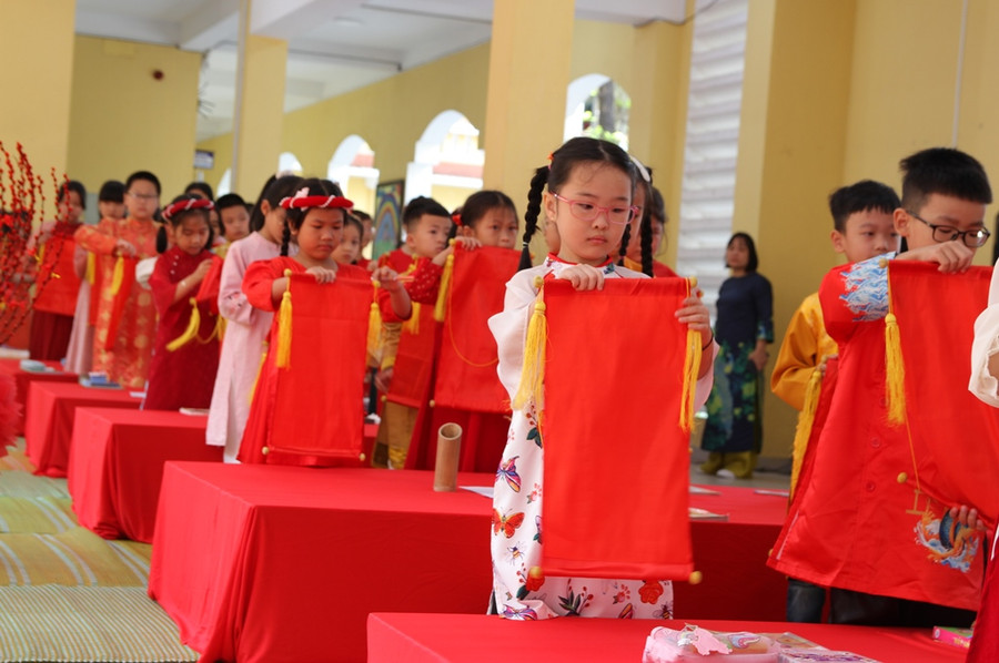 Các em mở bài thi tại Ngày hội khai bút đầu xuân.