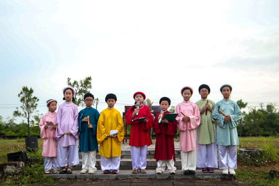 Học sinh mặc áo dài thuyết minh về lịch sử Văn thánh nhằm tuyên truyền, quảng bá di sản văn hóa Huế. Học sinh mặc áo dài thuyết minh về lịch sử Văn thánh nhằm tuyên truyền, quảng bá di sản văn hóa Huế.