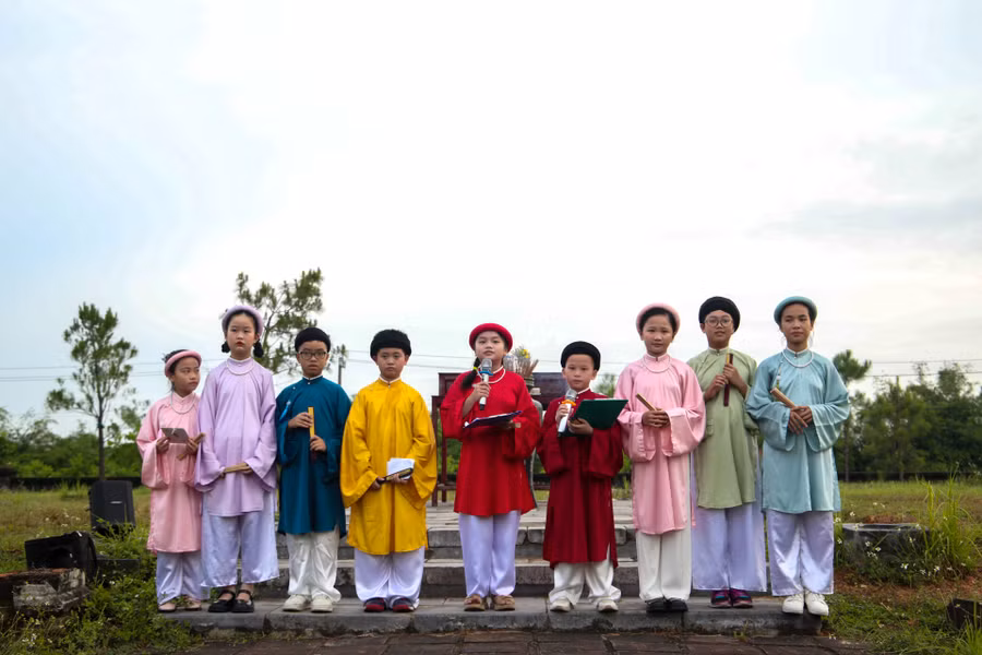 Học sinh mặc áo dài thuyết minh về lịch sử Văn thánh nhằm tuyên truyền, quảng bá di sản văn hóa Huế.