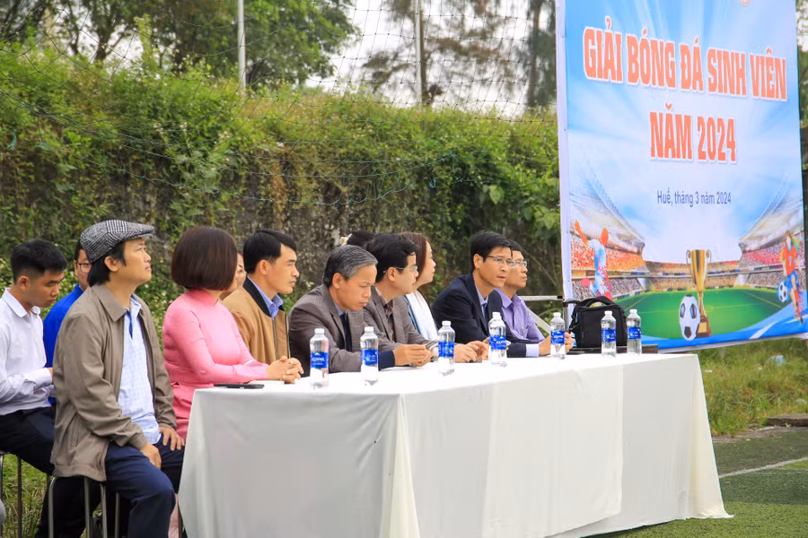 Đại biểu và các đội bóng tham gia giải bóng đá.