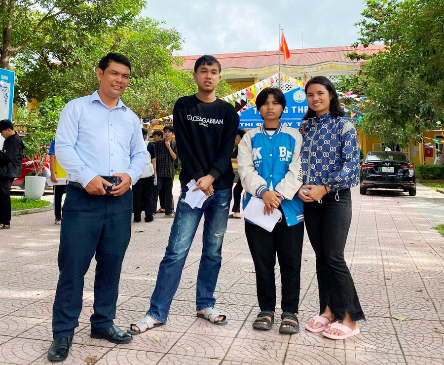 Ông Hồ Văn Khởi, Trưởng Phòng Giáo dục và Đào tạo huyện A Lưới (ngoài cùng bên trái) gặp và động viên 3 thí sinh tại Trung tâm Giáo dục Nghề nghiệp – Giáo dục Thường xuyên thi tốt nghiệp. Ông Hồ Văn Khởi, Trưởng Phòng Giáo dục và Đào tạo huyện A Lưới (ngoài cùng bên trái) gặp và động viên 3 thí sinh tại Trung tâm Giáo dục Nghề nghiệp – Giáo dục Thường xuyên thi tốt nghiệp.