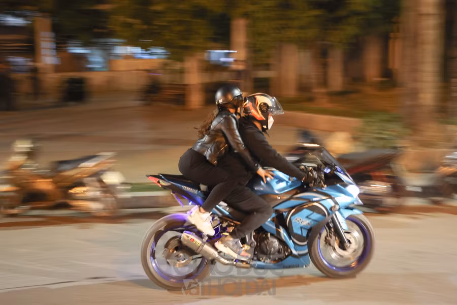 Chặn bắt hàng trăm "quái xế" nẹp pô, lạng lách trên phố Hà Nội ảnh 1