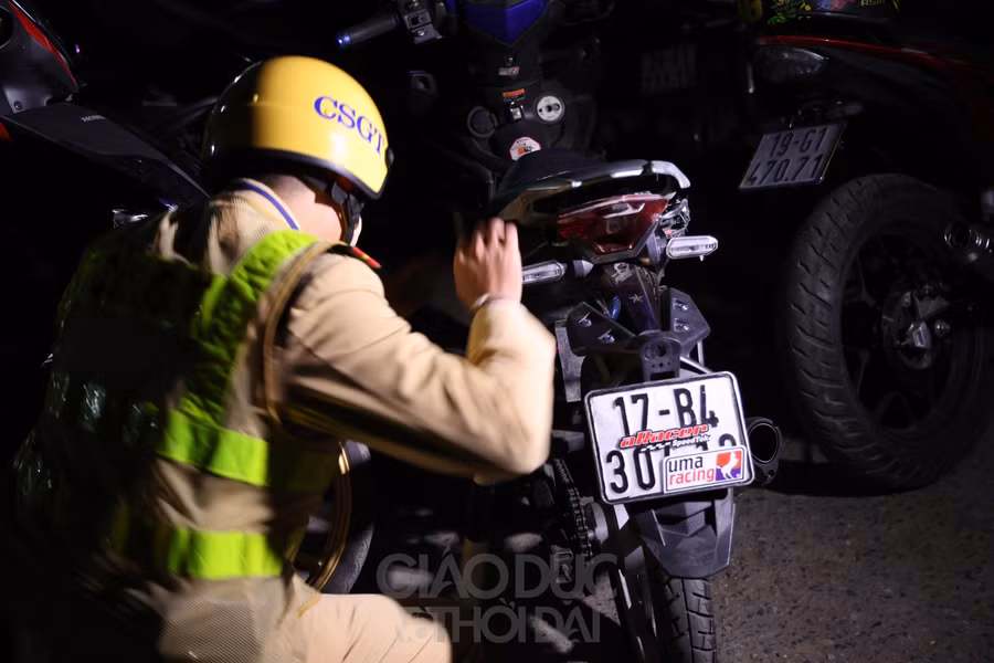 Các đối tượng bước đầu khai nhận, mỗi tối sẽ hẹn hò nhau trên mạng xã hội để tổ chức khoe xe và “nẹt pô” vì thấy vui.