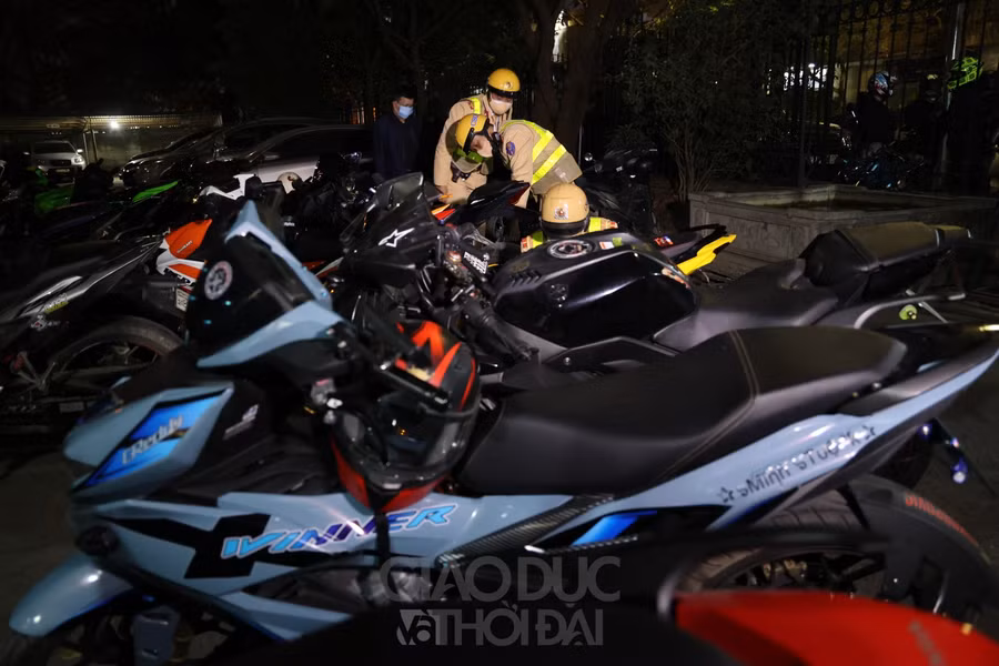 Chặn bắt hàng trăm "quái xế" nẹp pô, lạng lách trên phố Hà Nội ảnh 10