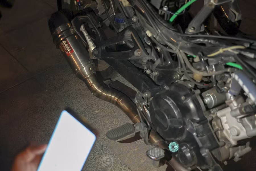 Chặn bắt hàng trăm "quái xế" nẹp pô, lạng lách trên phố Hà Nội ảnh 6