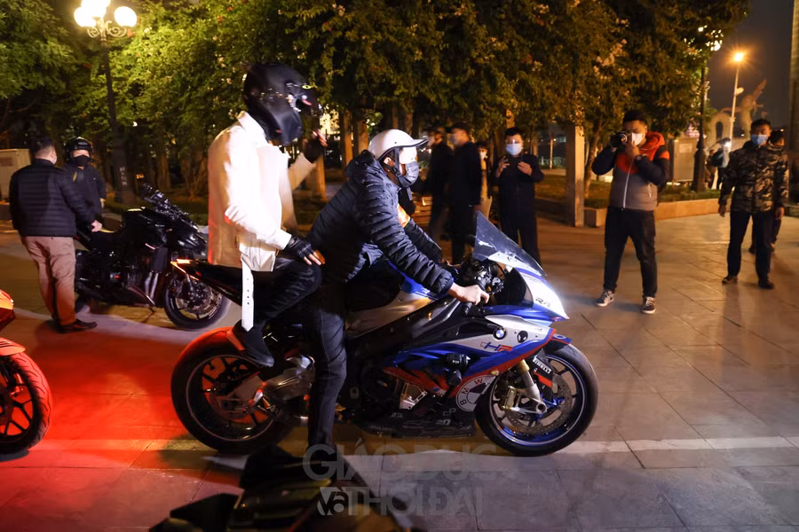 Chặn bắt hàng trăm "quái xế" nẹp pô, lạng lách trên phố Hà Nội ảnh 5