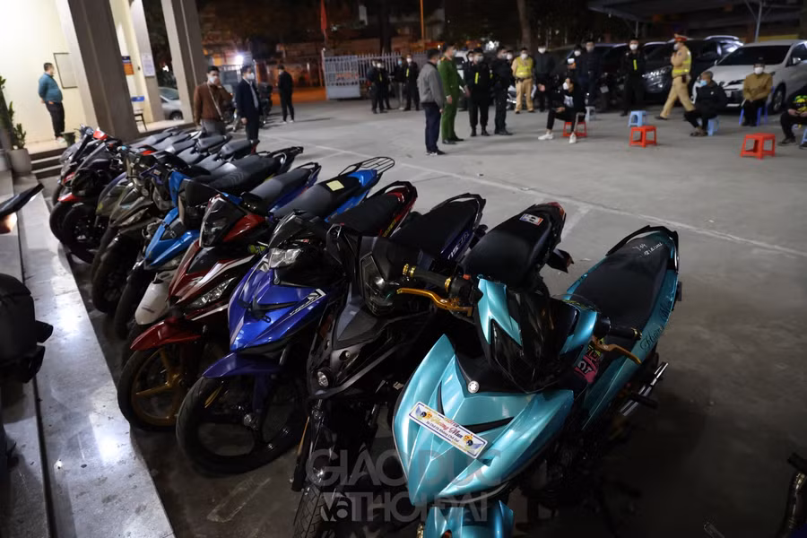 Các đối tượng bị đưa về trụ sở Công phường Xuân La.