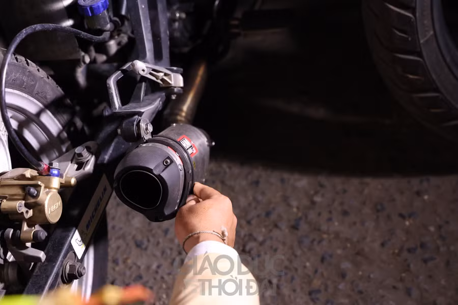 Qua phân loại bước đầu, hầu hết các xe môtô bị bắt đều thay đổi kết cấu, có nhiều xe còn che mờ biển kiểm soát để qua mắt lực lượng chức năng. Trong đó, nhiều thanh, thiếu niên không xuất trình được giấy tờ xe, bằng lái.