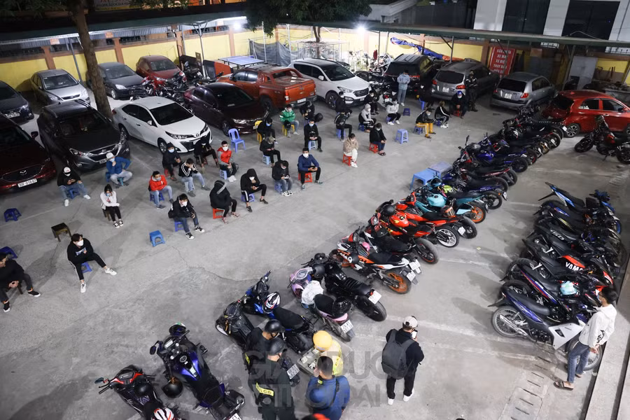 Chỉ trong tối 18/12, lực lượng chức năng đã phát hiện, xử lý gần 100 phương tiện thay đổi kết cấu xe, “độ” pô… Hiện Công an phường Xuân La và Nhật Tân (Tây Hồ) tiếp tục phân loại, xử lý các đối tượng trên.