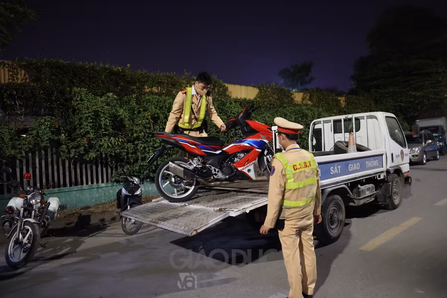 Còn tại ngã ba Nguyễn Hoàng Tôn – Lạc Long Quân, phường Nhật Tân (quận Tây Hồ), lực lượng chức năng cũng chặn bắt được hơn 10 xe môtô thay đổi kết cấu như độ ống xả, máy móc...