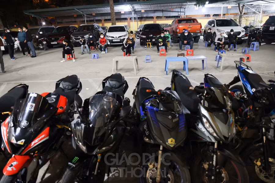 Lực lượng chức năng phân loại xe để tiếp tục làm rõ vi phạm.