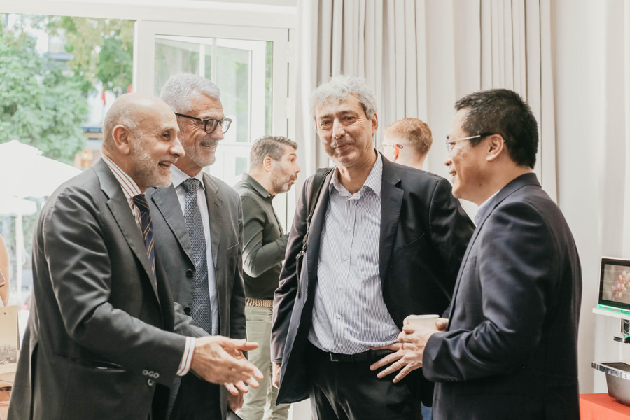 Đại sứ Italy tại Việt Nam, Ngài Antonio Alessandro (ngoài cùng bên trái) trao đổi với các chuyên gia.