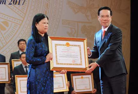 Co thi si Xuan Quynh nhan giai thuong Ho Chi Minh: Nguoi than xuc dong - Anh 1