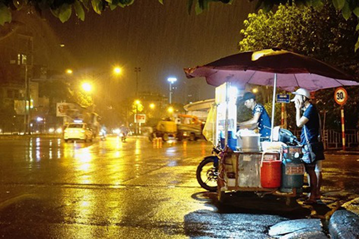 Nhọc nhằn những gánh hàng rong đêm Hà thành mưa giông