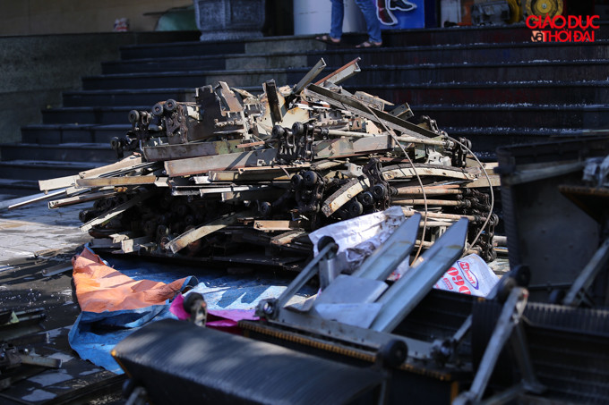 Phía bên ngoài chung cư, vật liệu ngổn ngang, được biết tại tầng 1,2 của toàn nhà thuộc ngân hàng BIDV hiện đang sửa thang cuốn.