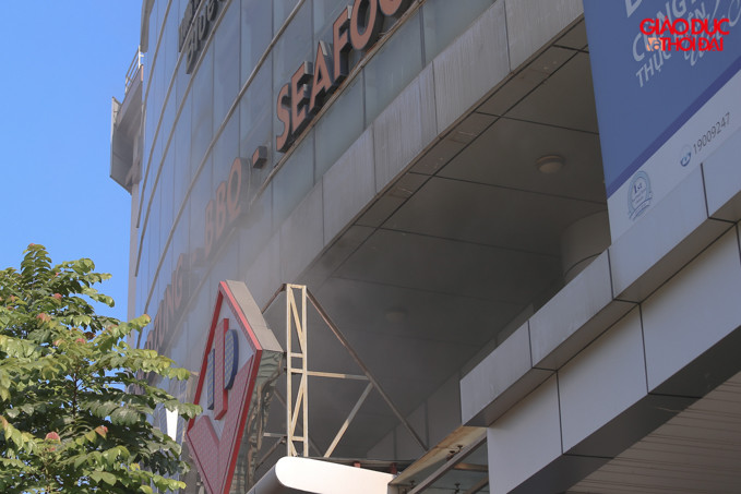 Đến 13h15 khói tại các tầng vẫn còn, cũng theo người dân sinh sống tại chung cư, phía trên là nhà hàng đồ nướng, nơi thường xuyên chứa nhiều bình ga bên trong, làm nhiều người dân lo lắng.