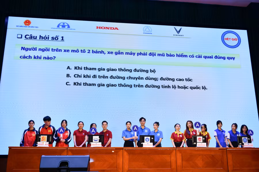 5 đội thi tham gia vào phần thi tìm hiểu pháp luật về ATGT.