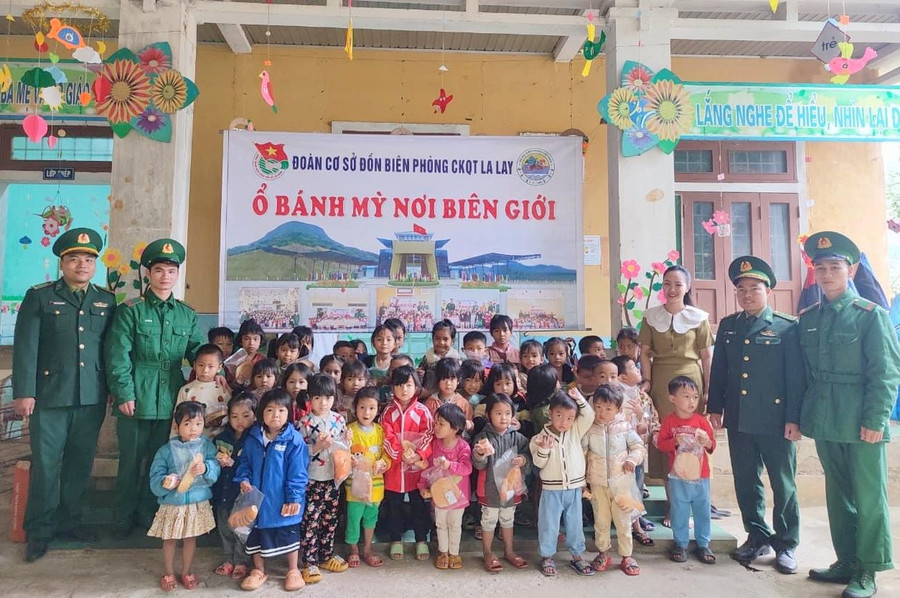Chương trình "ổ bánh mì bộ đội" giúp học sinh vùng biên giới ấm bụng khi đến trường. Chương trình "ổ bánh mì bộ đội" giúp học sinh vùng biên giới ấm bụng khi đến trường.