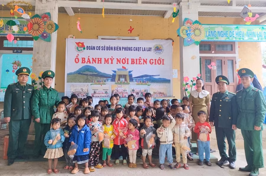 Chương trình "ổ bánh mì bộ đội" giúp học sinh vùng biên giới ấm bụng khi đến trường. Chương trình "ổ bánh mì bộ đội" giúp học sinh vùng biên giới ấm bụng khi đến trường.