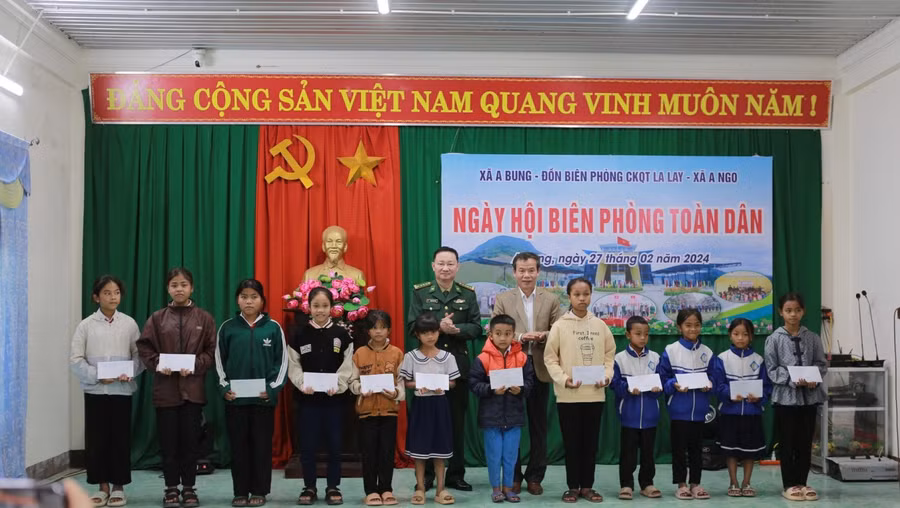 Đại tá Nguyễn Nam Trung, Chủ nhiệm Chính trị, Bộ chỉ huy BĐBP tỉnh Quảng Trị trao hỗ trợ các học sinh.