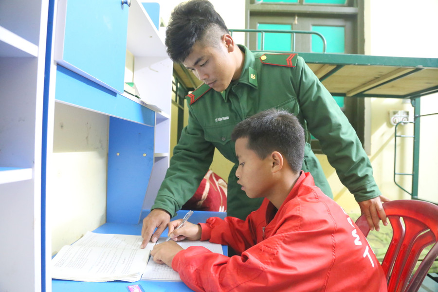 Được Đồn Biên phòng nhận nuôi nhiều năm qua, 2 em Lương và Lách nhận được sự quan tâm, chăm sóc tận tình của cán bộ chiến sĩ. Được Đồn Biên phòng nhận nuôi nhiều năm qua, 2 em Lương và Lách nhận được sự quan tâm, chăm sóc tận tình của cán bộ chiến sĩ.