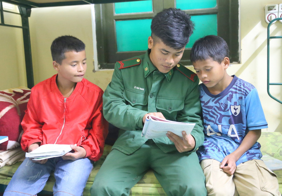 Các em xem bộ đội biên phòng như người thân trong gia đình. Các em xem bộ đội biên phòng như người thân trong gia đình.