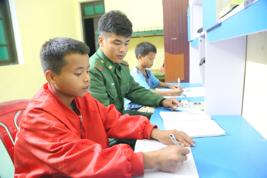 Binh nhất Lê Văn Thanh hướng dẫn các cháu học tập mỗi ngày. Binh nhất Lê Văn Thanh hướng dẫn các cháu học tập mỗi ngày.