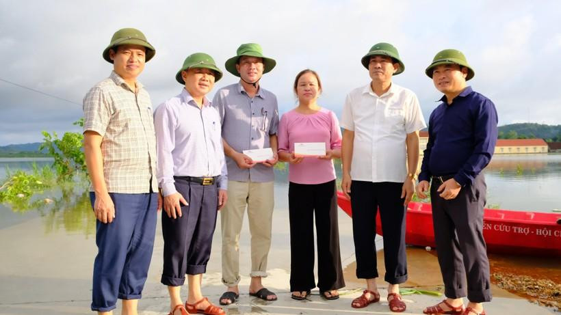 Sở GD&ĐT Nghệ An hỗ trợ trường học và giáo viên huyện Thanh Chương bị thiệt hại nặng do mưa lụt. Sở GD&ĐT Nghệ An hỗ trợ trường học và giáo viên huyện Thanh Chương bị thiệt hại nặng do mưa lụt.