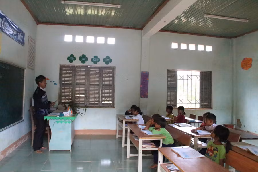 Buổi chiều thầy A Phiên lên lớp giảng dạy cho các em học sinh.