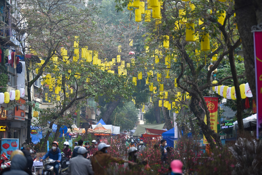 Hình ảnh phố Hàng Mã náo nhiệt trở lại trong tuần cận Tết ảnh 2
