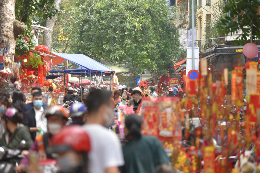 Hình ảnh phố Hàng Mã náo nhiệt trở lại trong tuần cận Tết ảnh 1