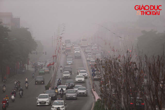 Tại cầu vượt ngã tư Trần Duy Hưng- Láng sương mù đã làm cho không thể nhìn được phía bên kia của cầu. Tại cầu vượt ngã tư Trần Duy Hưng- Láng sương mù đã làm cho không thể nhìn được phía bên kia của cầu.