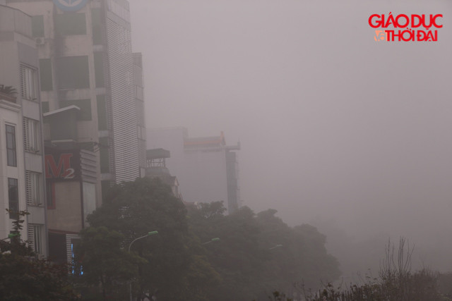 Nhiều toà nhà ẩn sau làn sương mù dày đặc. Nhiều toà nhà ẩn sau làn sương mù dày đặc.