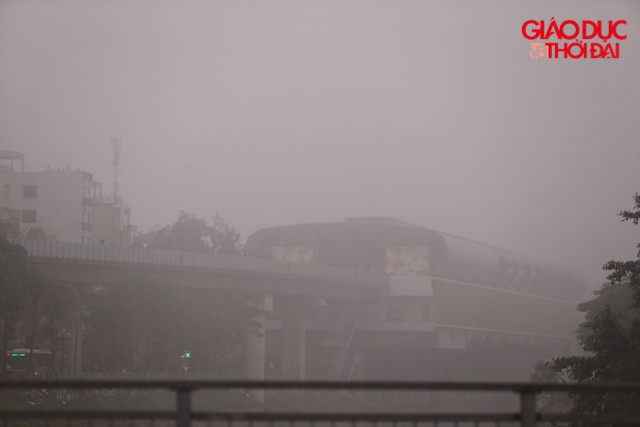 Tầm nhìn trong sương mù bị hạn chế chỉ khoảng 10m. Tầm nhìn trong sương mù bị hạn chế chỉ khoảng 10m.