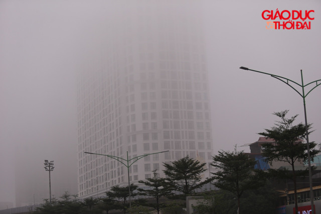 Khu đô thị Royal City không còn nhìn được những tầng cao phía trên. Khu đô thị Royal City không còn nhìn được những tầng cao phía trên.