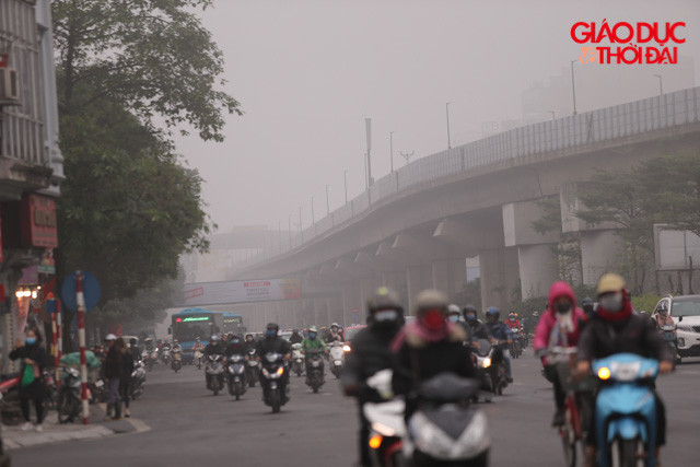 Do tầm nhìn bị hạn chế, nhiều phương tiện phải bật đèn để đi. Do tầm nhìn bị hạn chế, nhiều phương tiện phải bật đèn để đi.