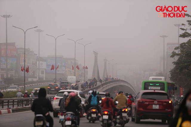 Tại khu vực Ngã Tư Sở sương mù cũng dày đặc. Tại khu vực Ngã Tư Sở sương mù cũng dày đặc.