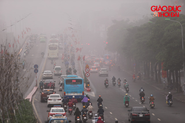 Nhiều người tham gia giao thông vẫn chọn mặc áo mưa để tránh quần áo bị ẩm trong khi đi dưới sương mù. Nhiều người tham gia giao thông vẫn chọn mặc áo mưa để tránh quần áo bị ẩm trong khi đi dưới sương mù.