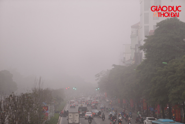 Nhưng không ít người lại khá thích thú với thời tiết sương mù như thế này, trên mạng xã hội nhiều người còn ví von "như có 1 Sapa trong lòng Hà Nội". Nhưng không ít người lại khá thích thú với thời tiết sương mù như thế này, trên mạng xã hội nhiều người còn ví von "như có 1 Sapa trong lòng Hà Nội".