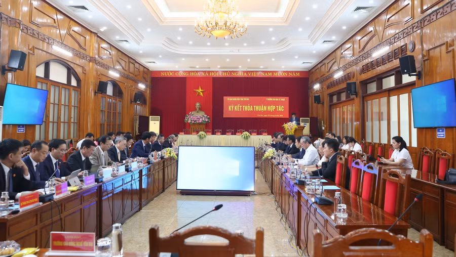 Toàn cảnh lễ ký kết hợp tác giữa UBND tỉnh Yên Bái với nhóm 7 trường đại kỹ thuật.