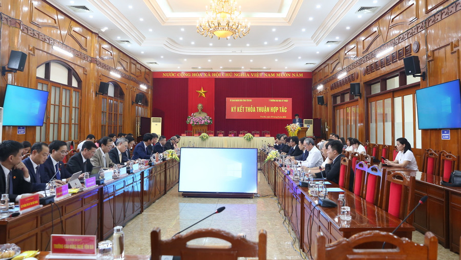 Toàn cảnh lễ ký kết hợp tác giữa UBND tỉnh Yên Bái với nhóm 7 trường đại kỹ thuật.